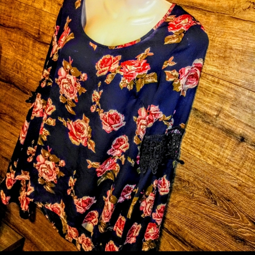 Rue21 Top Size S Floral High Low Bell Sleeve EUC - Picture 5 of 10